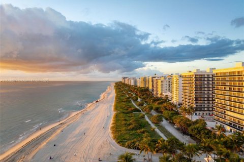 Condominio en venta en Bal Harbour, Florida, 2 dormitorios, 156.54 m2 № 2261063 - foto 16