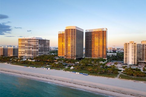 Condominio en venta en Bal Harbour, Florida, 2 dormitorios, 156.54 m2 № 2261063 - foto 12