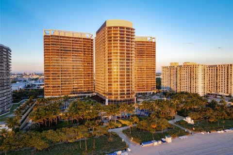 Condominio en venta en Bal Harbour, Florida, 2 dormitorios, 156.54 m2 № 2261063 - foto 17
