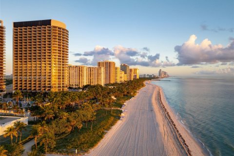 Condominio en venta en Bal Harbour, Florida, 2 dormitorios, 156.54 m2 № 2261063 - foto 15