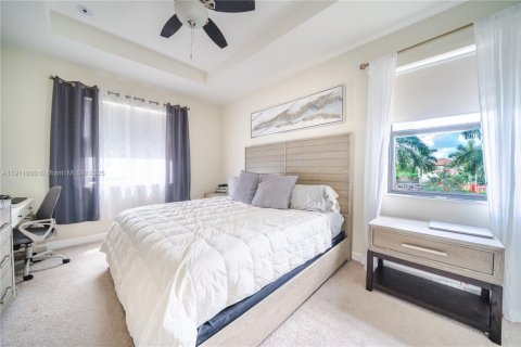 Adosado en venta en Miami, Florida, 4 dormitorios, 158.86 m2 № 1968665 - foto 15