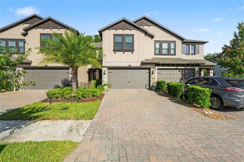 Townhouse in ESTANCIA

 in Wesley Chapel, Florida 3 bedrooms, 169.73 sq.m. № 2266888 - photo 3