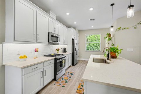 Townhouse in ESTANCIA

 in Wesley Chapel, Florida 3 bedrooms, 169.73 sq.m. № 2266888 - photo 16
