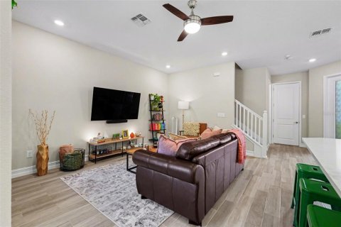 Townhouse in ESTANCIA

 in Wesley Chapel, Florida 3 bedrooms, 169.73 sq.m. № 2266888 - photo 8
