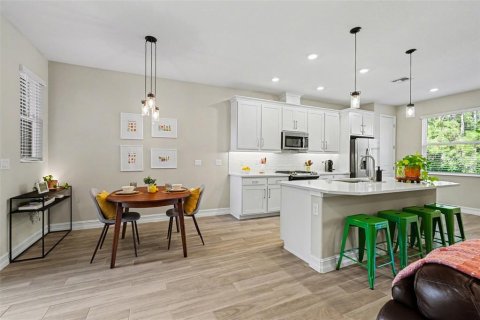 Townhouse in ESTANCIA

 in Wesley Chapel, Florida 3 bedrooms, 169.73 sq.m. № 2266888 - photo 10