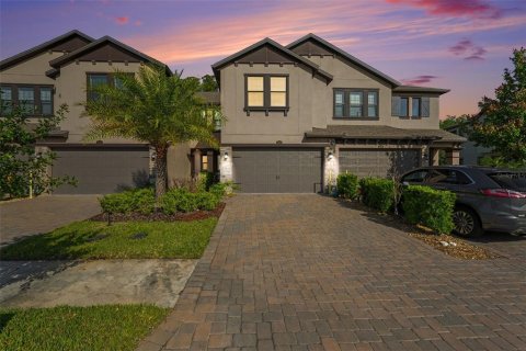 Townhouse in ESTANCIA

 in Wesley Chapel, Florida 3 bedrooms, 169.73 sq.m. № 2266888 - photo 2