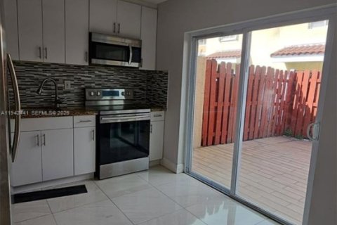 Townhouse in Miami, Florida 2 bedrooms, 84.91 sq.m. № 2000980 - photo 12