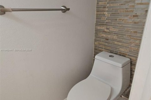 Townhouse in Miami, Florida 2 bedrooms, 84.91 sq.m. № 2000980 - photo 10