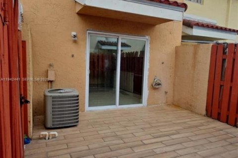 Townhouse in Miami, Florida 2 bedrooms, 84.91 sq.m. № 2000980 - photo 14