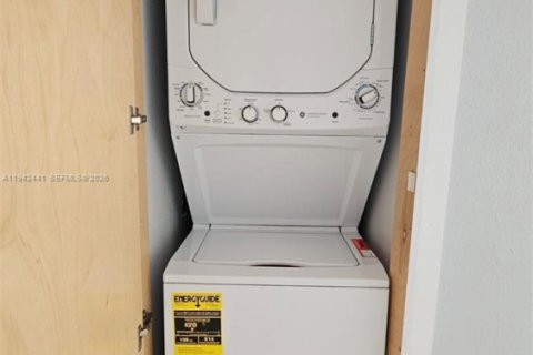 Townhouse in Miami, Florida 2 bedrooms, 84.91 sq.m. № 2000980 - photo 9