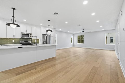 Townhouse in Tampa, Florida 4 bedrooms, 230.4 sq.m. № 2223542 - photo 7