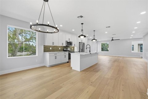 Townhouse in Tampa, Florida 4 bedrooms, 230.4 sq.m. № 2223542 - photo 8