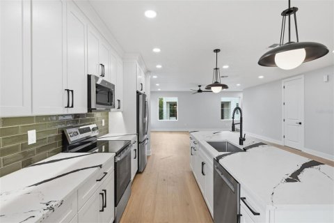 Townhouse in Tampa, Florida 4 bedrooms, 230.4 sq.m. № 2223542 - photo 11