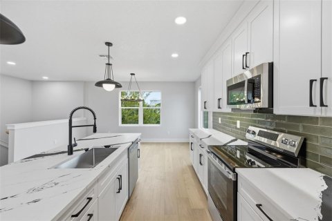 Townhouse in Tampa, Florida 4 bedrooms, 230.4 sq.m. № 2223542 - photo 13