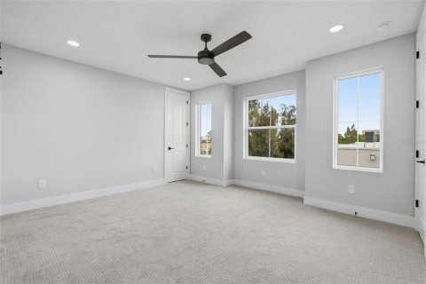 Townhouse in Tampa, Florida 4 bedrooms, 230.4 sq.m. № 2223542 - photo 22