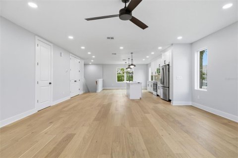 Townhouse in Tampa, Florida 4 bedrooms, 230.4 sq.m. № 2223542 - photo 19