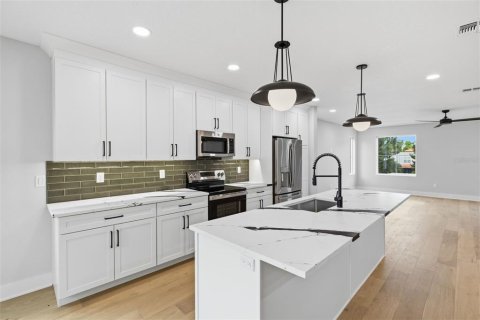 Townhouse in Tampa, Florida 4 bedrooms, 230.4 sq.m. № 2223542 - photo 10
