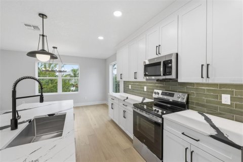 Townhouse in Tampa, Florida 4 bedrooms, 230.4 sq.m. № 2223542 - photo 12