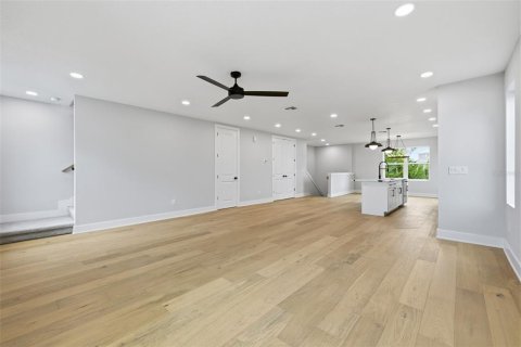 Townhouse in Tampa, Florida 4 bedrooms, 230.4 sq.m. № 2223542 - photo 18