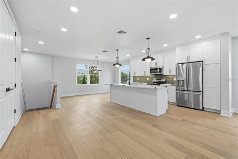 Townhouse in Tampa, Florida 4 bedrooms, 230.4 sq.m. № 2223542 - photo 14