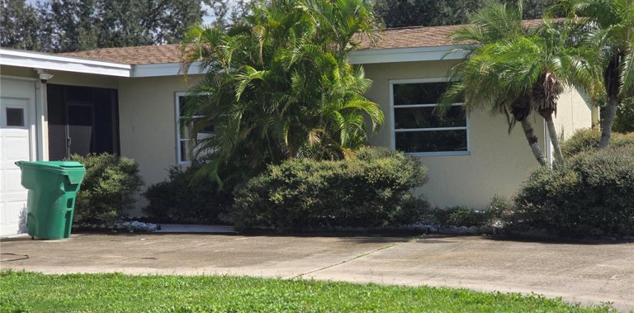 Villa ou maison à Port Charlotte, Floride 3 chambres, 135.54 m2 № 2413763
