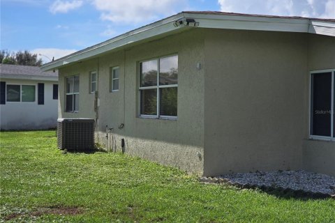 Villa ou maison à vendre à Port Charlotte, Floride: 3 chambres, 135.54 m2 № 2413763 - photo 5