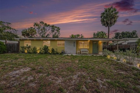 House in Tampa, Florida 4 bedrooms, 107.02 sq.m. № 2207806