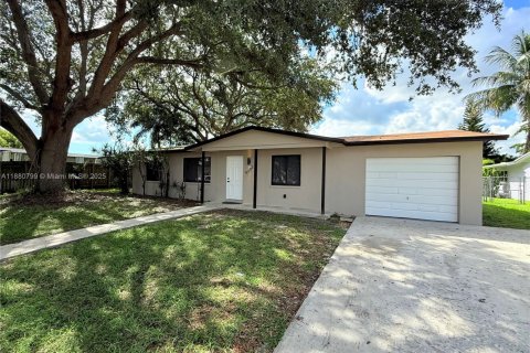 Купить виллу или дом в Пемброк-Пайнс, Флорида 3 спальни, 156.63м2, № 1932143 - фото 1