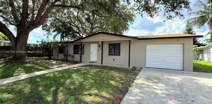 Дом в Пемброк-Пайнс, Флорида 3 спальни, 156.63м2 № 1932143