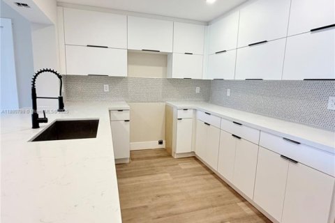 Купить виллу или дом в Пемброк-Пайнс, Флорида 3 спальни, 156.63м2, № 1932143 - фото 18