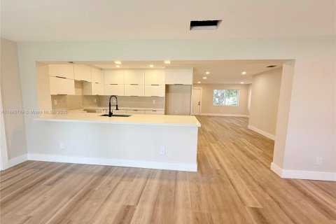 Купить виллу или дом в Пемброк-Пайнс, Флорида 3 спальни, 156.63м2, № 1932143 - фото 16