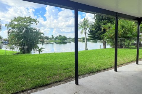 Купить виллу или дом в Пемброк-Пайнс, Флорида 3 спальни, 156.63м2, № 1932143 - фото 8