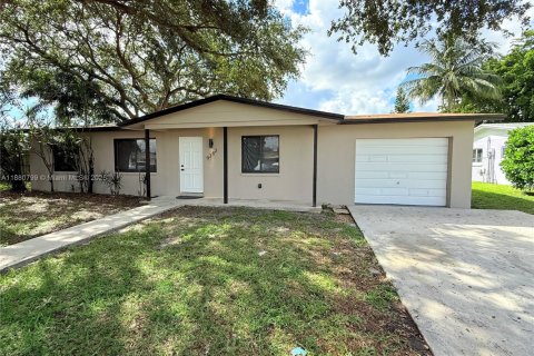 Купить виллу или дом в Пемброк-Пайнс, Флорида 3 спальни, 156.63м2, № 1932143 - фото 2