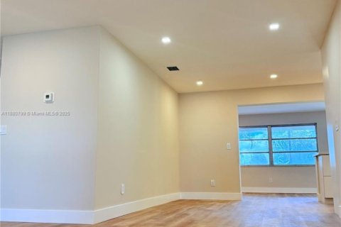 Купить виллу или дом в Пемброк-Пайнс, Флорида 3 спальни, 156.63м2, № 1932143 - фото 11