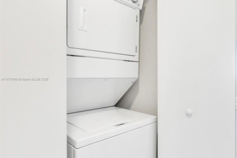 Copropriété à vendre à Miami, Floride: 2 chambres, 116.41 m2 № 2053936 - photo 14