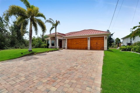 House in Cape Coral, Florida 3 bedrooms, 258.27 sq.m. № 1678108 - photo 4