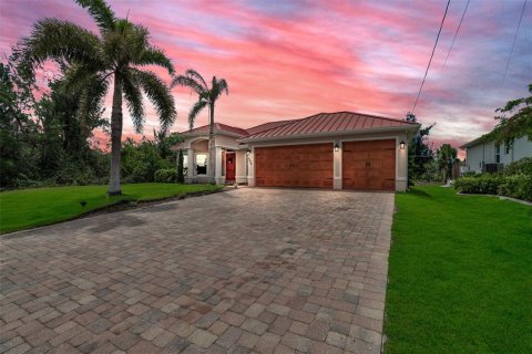 House in Cape Coral, Florida 3 bedrooms, 258.27 sq.m. № 1678108 - photo 1