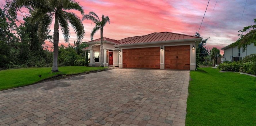 House in Cape Coral, Florida 3 bedrooms, 258.27 sq.m. № 1678108