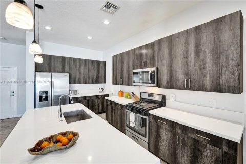 House in Dania Beach, Florida 3 bedrooms, 203.18 sq.m. № 1975933 - photo 3