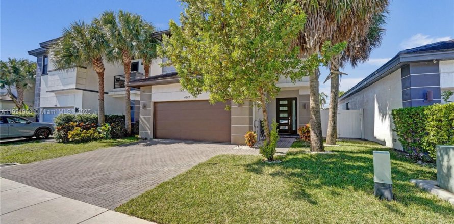 House in Dania Beach, Florida 3 bedrooms, 203.18 sq.m. № 1975933