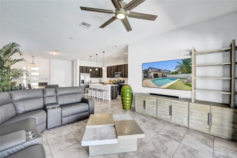 House in Dania Beach, Florida 3 bedrooms, 203.18 sq.m. № 1975933 - photo 2