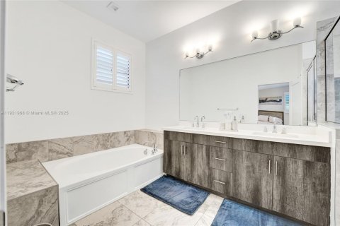 House in Dania Beach, Florida 3 bedrooms, 203.18 sq.m. № 1975933 - photo 7