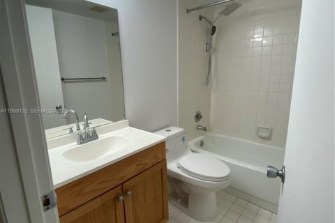 Condo in Pembroke Pines, Florida, 2 bedrooms  № 2069213 - photo 12