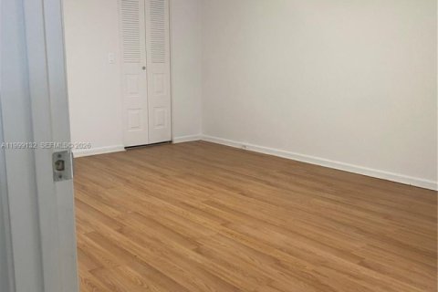 Condo in Pembroke Pines, Florida, 2 bedrooms  № 2069213 - photo 21