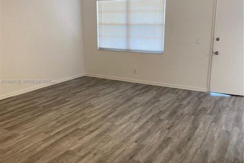 Condo in Pembroke Pines, Florida, 2 bedrooms  № 2069213 - photo 4