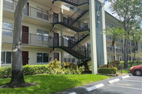 Condo in Pembroke Pines, Florida, 2 bedrooms  № 2069213 - photo 17