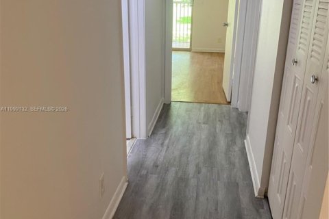 Condo in Pembroke Pines, Florida, 2 bedrooms  № 2069213 - photo 7