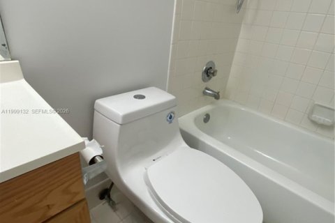 Condo in Pembroke Pines, Florida, 2 bedrooms  № 2069213 - photo 18