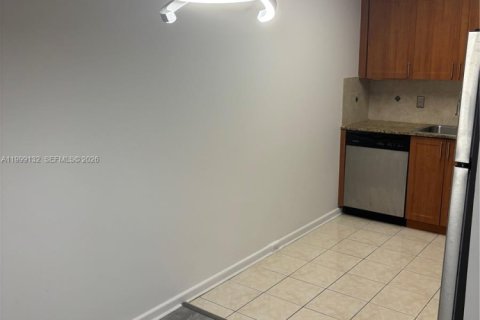 Condo in Pembroke Pines, Florida, 2 bedrooms  № 2069213 - photo 3