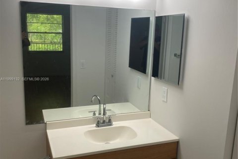 Condo in Pembroke Pines, Florida, 2 bedrooms  № 2069213 - photo 9